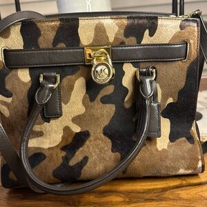 Michael Kors Hamilton Traveler Tote in Duffel Camo calf hair